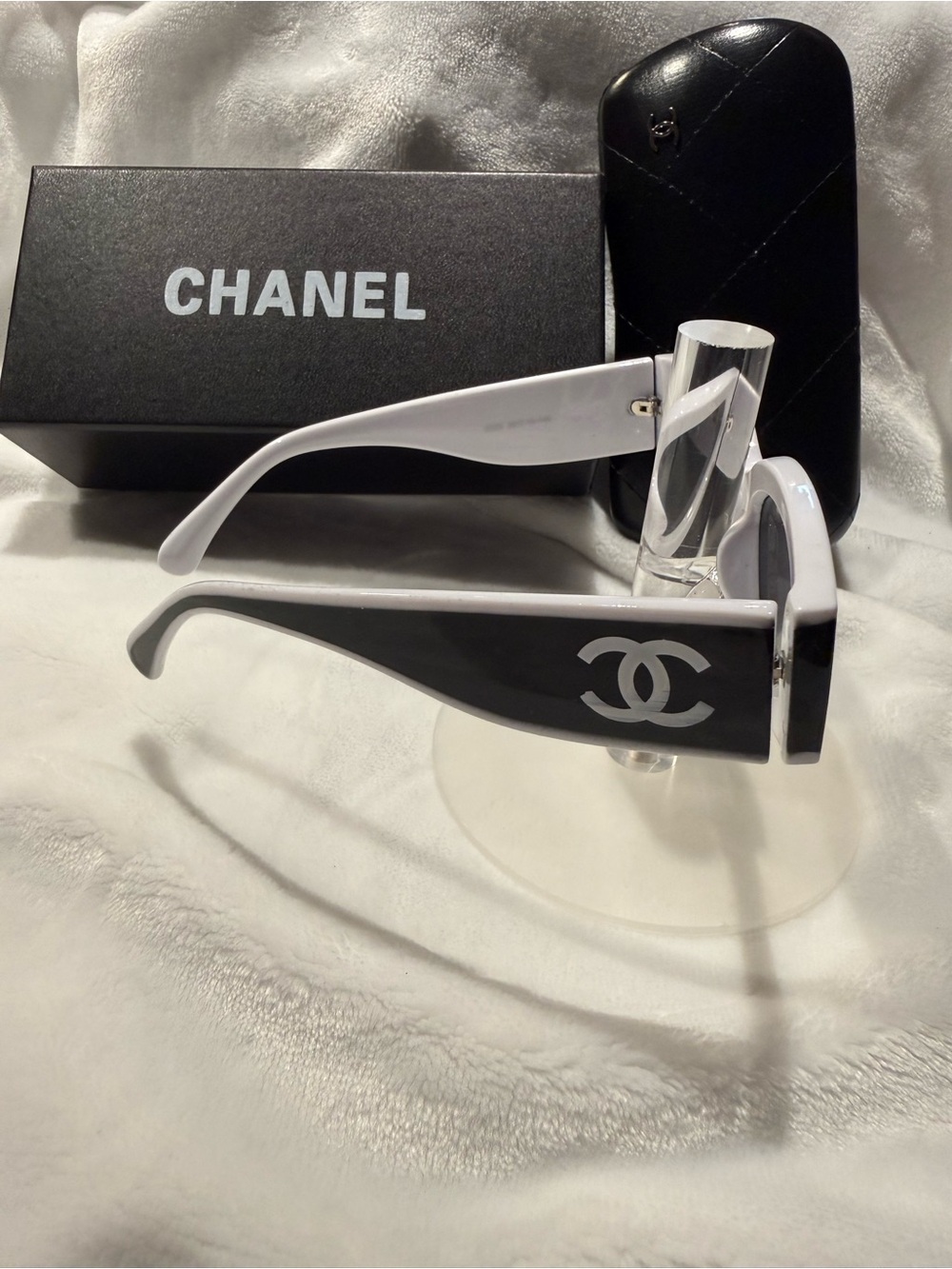 CHANEL Black and White Cat-Eye Sunglasses with Dark Lenses - Picture 4 of 4